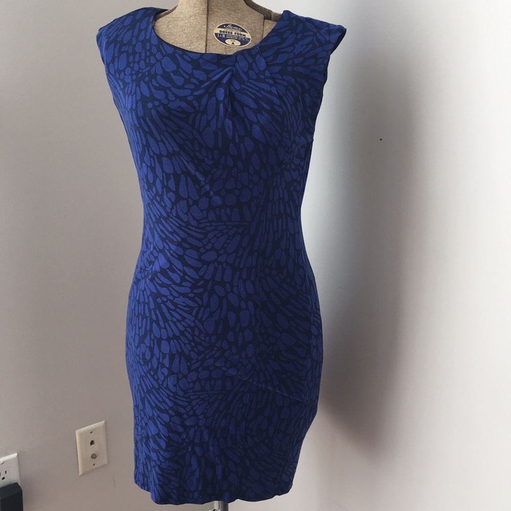Black and blue abstract print shift dress